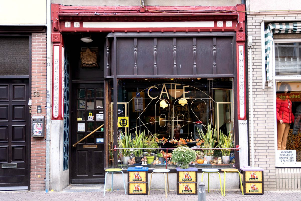De voorgevel van Café Koos