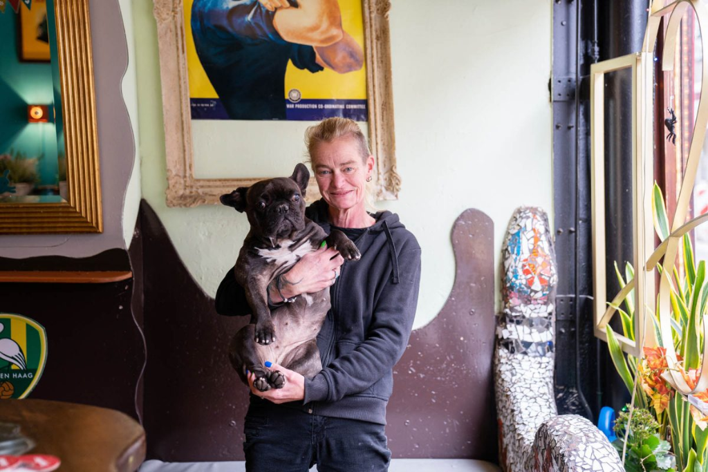De eigenaar van Café Koos