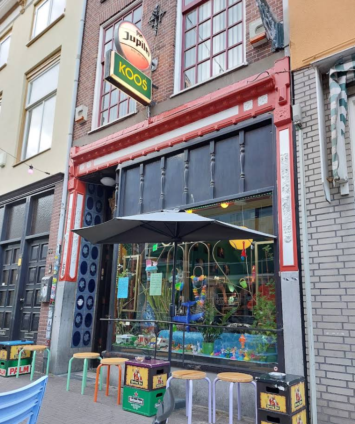 Voorgevel van Café Koos