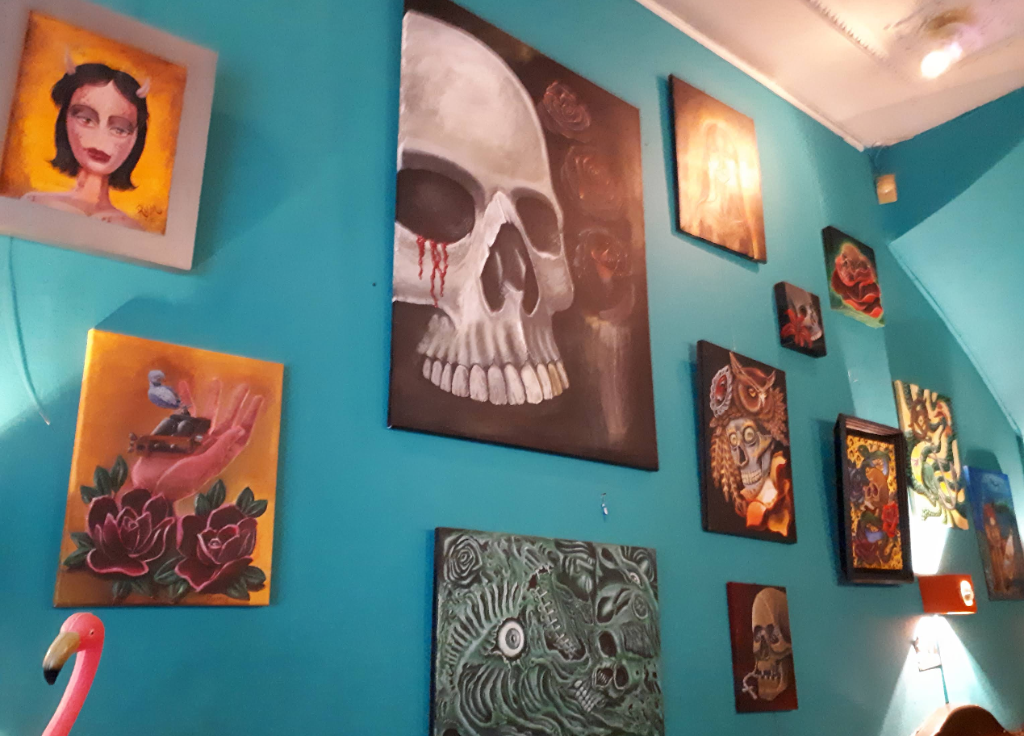 Expositie aan de muur